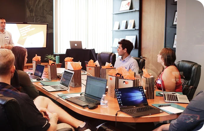 Equipo de Recursos Humanos trabajando con Huvantia